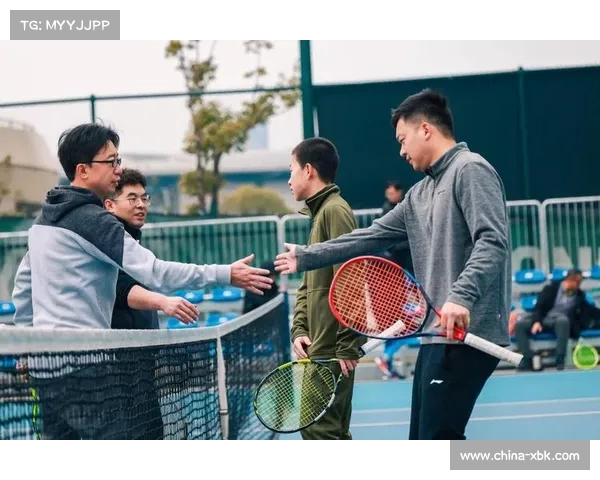 网球小组赛精彩对决 各路高手争夺晋级资格 上演激烈角逐